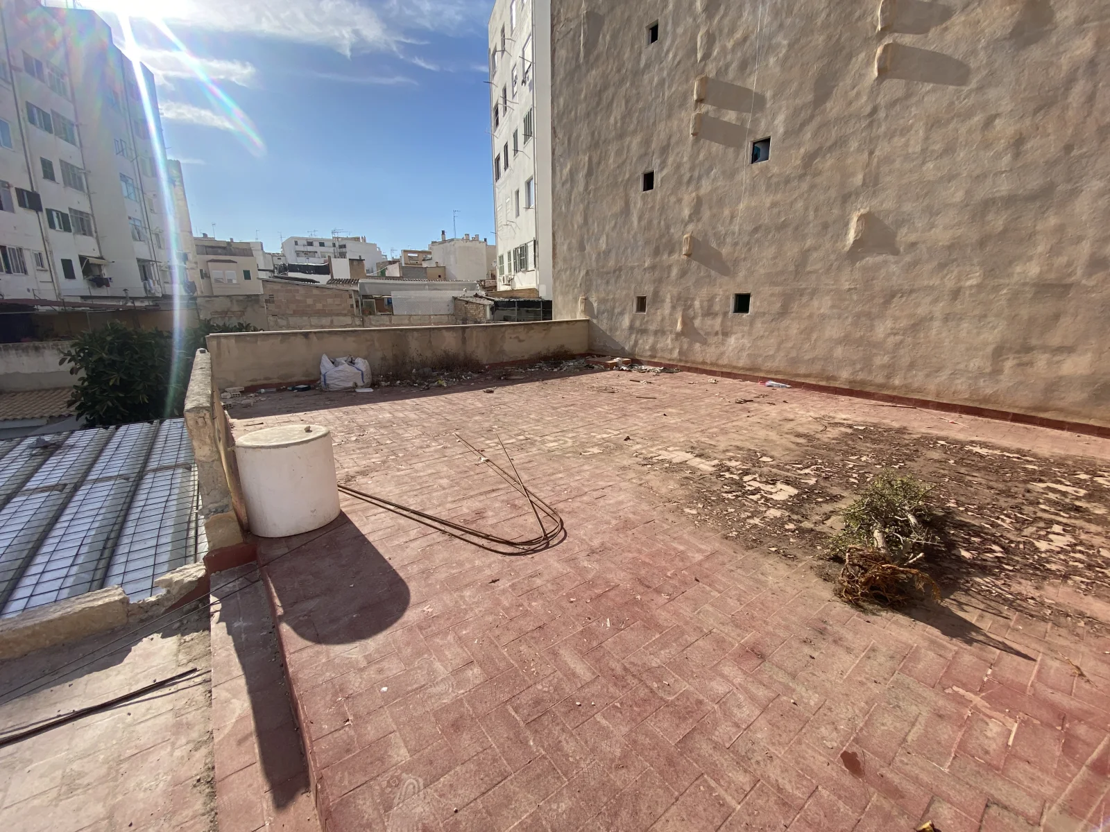 Vue du toit plat existant où l’extension approuvée de l’étage est prévue