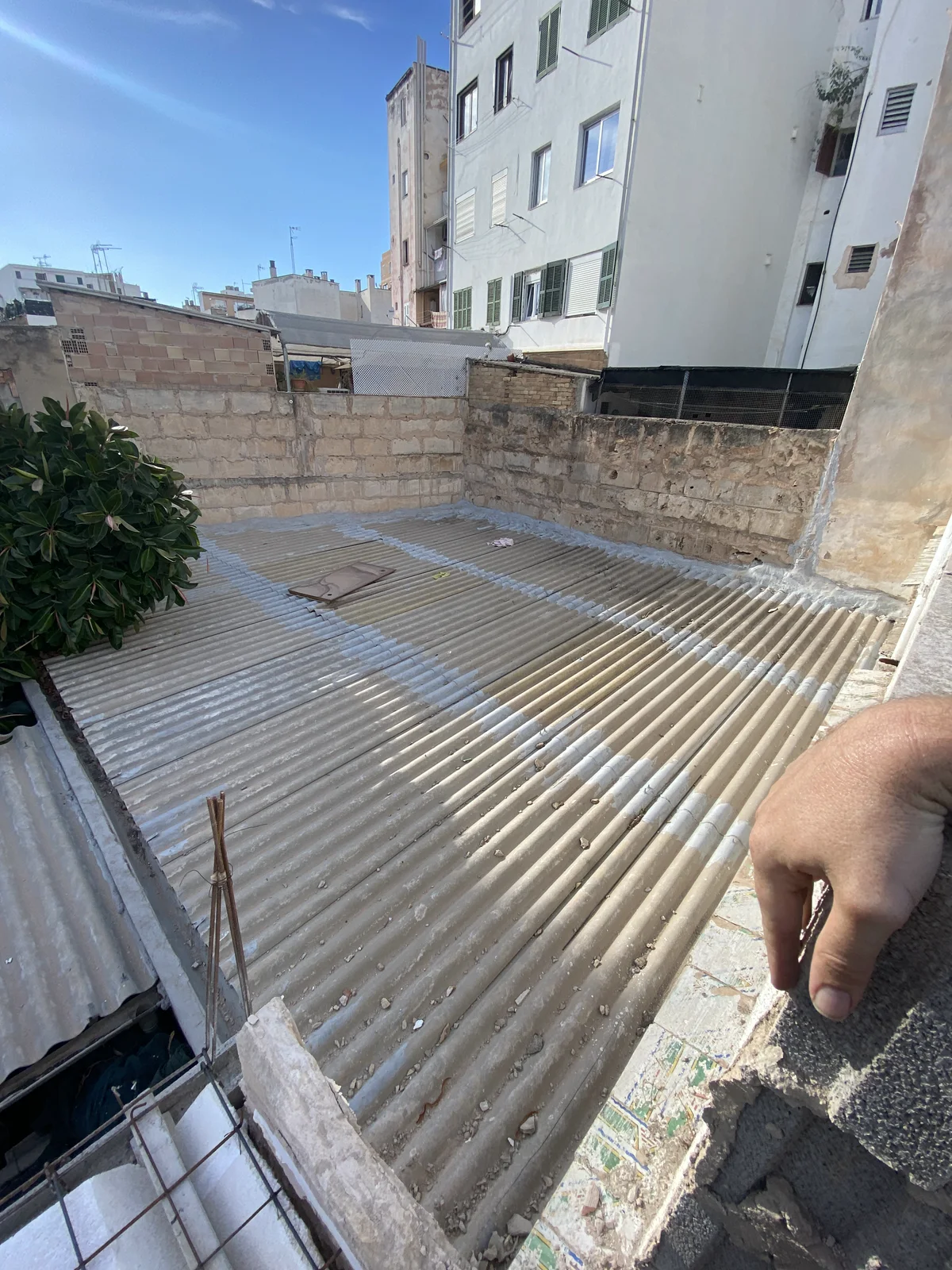 Vue en hauteur de la toiture ondulée couvrant le futur jardin ouvert