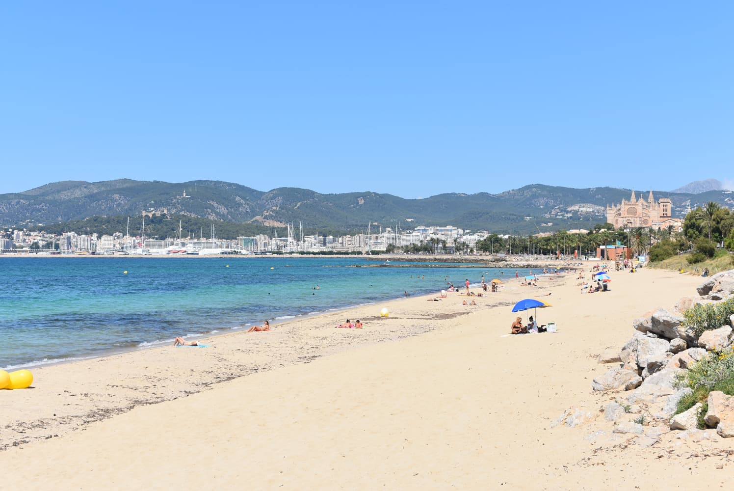 Plage urbaine de Can Pere Antoni avec vue sur la baie et la cathédrale de Palma